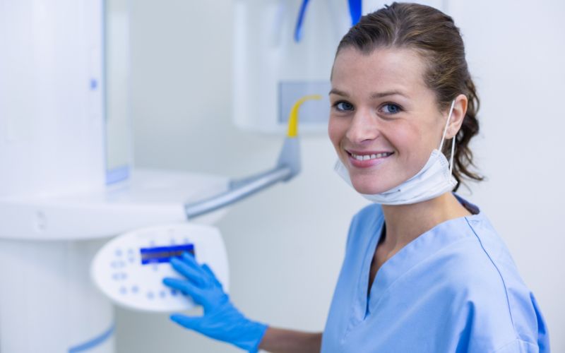 Bild einer Person die medizinische Assistenz ein medizinisches Gerät bedient.