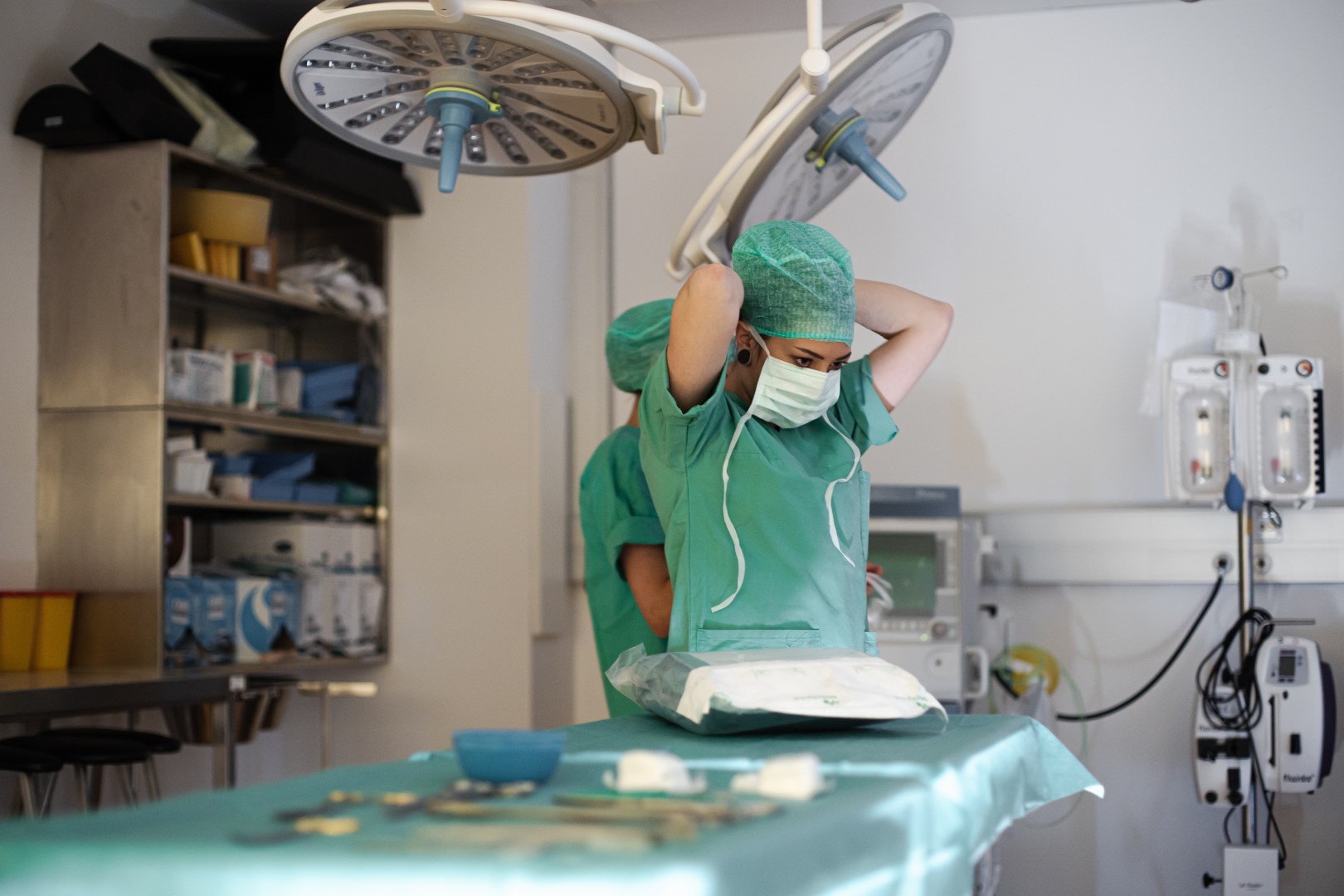 Bild einer Person mit Schutzkleidung in einem OP-Raum