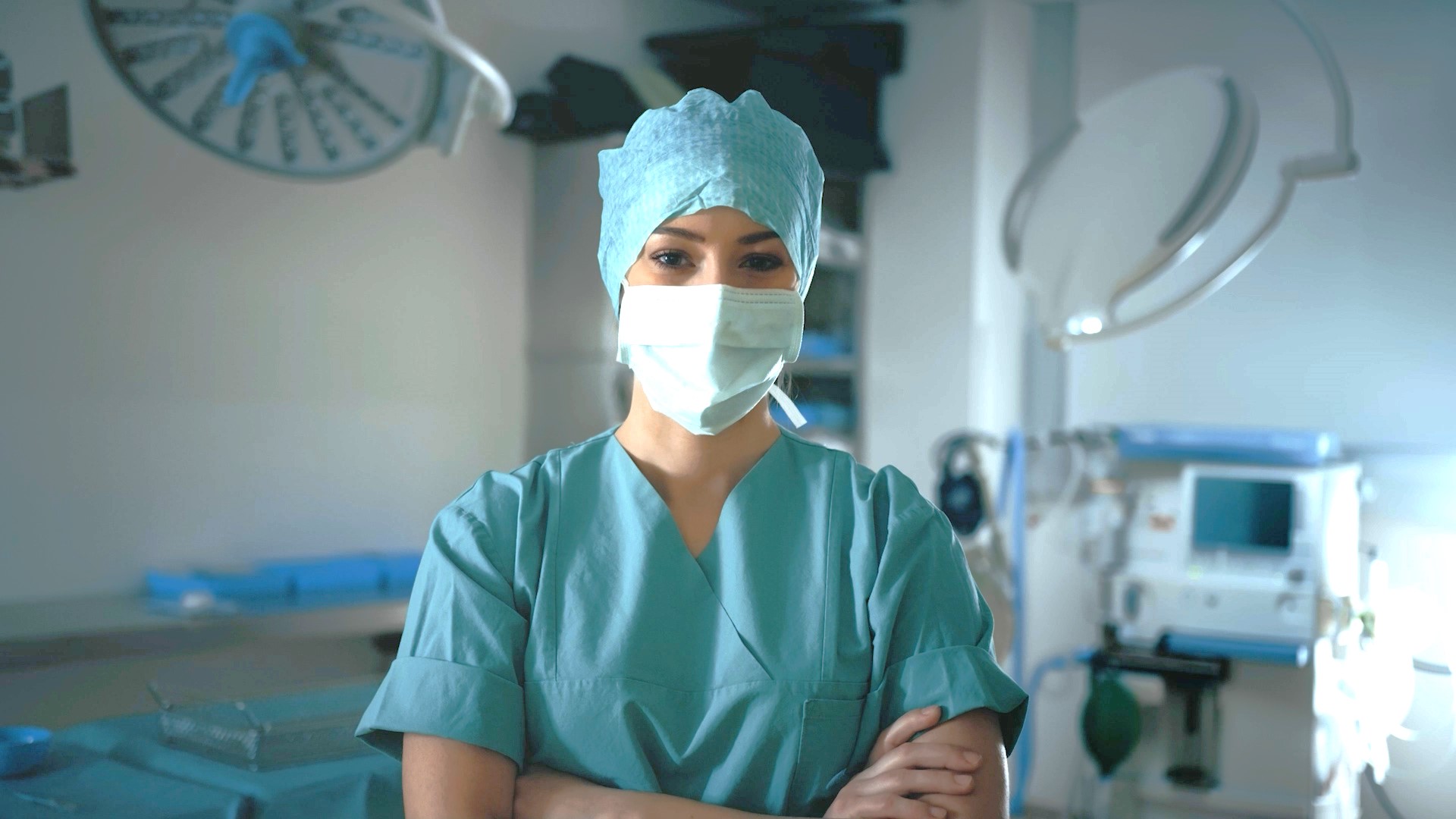 Bild einer Person als Operationstechnische Assistenz mit Schutzkleidung